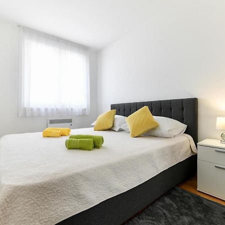 Modern Apartment For 2025' Vacation In 자다르 외부 사진