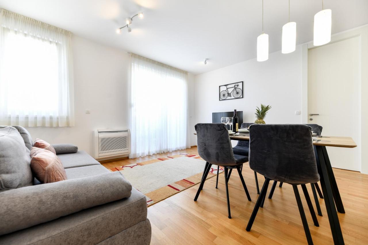 Modern Apartment For 2025' Vacation In 자다르 외부 사진